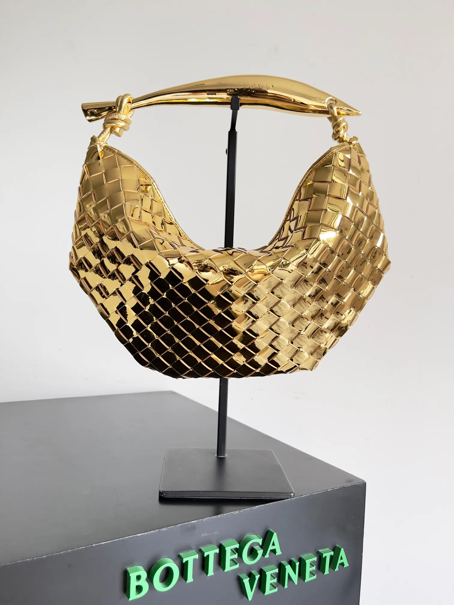 Batch 1860, ready to ship. Inspired by the 20th century modern sculptor Brancusi's work "Birds in the Sky". Muse brass handles, unique craftsmanship, make each handle unique, thus reflecting the precious sense of sculpture. Carrying Sardine in hand creates a high-end and modern look! The Sardine handbag uses Intrecciato weaving to highlight the inheritance of the brand's craftsmanship. The handle design forms a strong contrast and presents an artistic design concept. The finishing of the Muse brass decorative layer is completed by multiple processes. The exquisite craftsmanship makes each handle unique. Style number: 716082 Size: 36*3*24cm